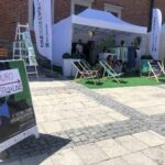 05.07.2020 Sandomierz. Festiwal Filmów i Spotkań Niezwykłych. Ogród przy Domu Długosza - czytanie bajek dzieciom, jedno z wydarzeń festiwalu / Grażyna Szlęzak-Wójcik / Radio Kielce