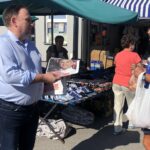 06.07.2020. Staszów. Plac targowy. Wiceminister sportu Anna Krupka i poseł PiS Marek Kwitek zachęcali do głosowania w drugiej turze wyborów na Andrzeja Dudę. Na zdjęciu (z lewej): Marek Kwitek - poseł PiS / Grażyna-Szlęzak-Wójcik / Radio Kielce