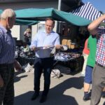 06.07.2020. Staszów. Plac targowy. Wiceminister sportu Anna Krupka i poseł PiS Marek Kwitek zachęcali do głosowania w drugiej turze wyborów na Andrzeja Dudę. Na zdjęciu (w środku): Marek Kwitek - poseł PiS / Grażyna-Szlęzak-Wójcik / Radio Kielce