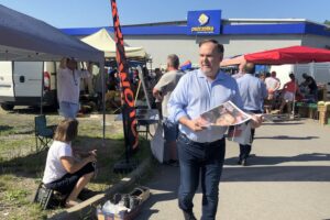 06.07.2020. Staszów. Plac targowy. Wiceminister sportu Anna Krupka i poseł PiS Marek Kwitek zachęcali do głosowania w drugiej turze wyborów na Andrzeja Dudę. Na zdjęciu: Marek Kwitek - poseł PiS / Grażyna-Szlęzak-Wójcik / Radio Kielce