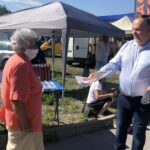 06.07.2020. Staszów. Plac targowy. Wiceminister sportu Anna Krupka i poseł PiS Marek Kwitek zachęcali do głosowania w drugiej turze wyborów na Andrzeja Dudę.  Na zdjęciu (z prawej): Marek Kwitek - poseł PiS / Grażyna-Szlęzak-Wójcik / Radio Kielce