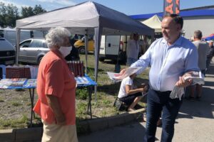 06.07.2020. Staszów. Plac targowy. Wiceminister sportu Anna Krupka i poseł PiS Marek Kwitek zachęcali do głosowania w drugiej turze wyborów na Andrzeja Dudę. Na zdjęciu (z prawej): Marek Kwitek - poseł PiS / Grażyna-Szlęzak-Wójcik / Radio Kielce