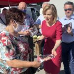 06.07.2020. Staszów. Plac targowy. Wiceminister sportu Anna Krupka i poseł PiS Marek Kwitek zachęcali do głosowania w drugiej turze wyborów na Andrzeja Dudę. Na zdjęciu (środku): Anna Krupka - wiceminister sportu / Grażyna-Szlęzak-Wójcik / Radio Kielce