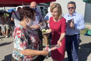 06.07.2020. Staszów. Plac targowy. Wiceminister sportu Anna Krupka i poseł PiS Marek Kwitek zachęcali do głosowania w drugiej turze wyborów na Andrzeja Dudę. Na zdjęciu (środku): Anna Krupka - wiceminister sportu / Grażyna-Szlęzak-Wójcik / Radio Kielce