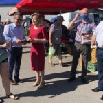 06.07.2020. Staszów. Plac targowy. Wiceminister sportu Anna Krupka i poseł PiS Marek Kwitek zachęcali do głosowania w drugiej turze wyborów na Andrzeja Dudę. Na zdjęciu (trzecia z lewej): Anna Krupka - wiceminister sportu / Grażyna-Szlęzak-Wójcik / Radio Kielce