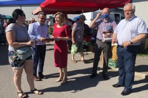 06.07.2020. Staszów. Plac targowy. Wiceminister sportu Anna Krupka i poseł PiS Marek Kwitek zachęcali do głosowania w drugiej turze wyborów na Andrzeja Dudę. Na zdjęciu (trzecia z lewej): Anna Krupka - wiceminister sportu / Grażyna-Szlęzak-Wójcik / Radio Kielce