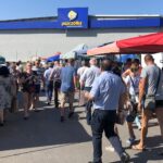 06.07.2020. Staszów. Plac targowy. Wiceminister sportu Anna Krupka i poseł PiS Marek Kwitek zachęcali do głosowania w drugiej turze wyborów na Andrzeja Dudę / Grażyna-Szlęzak-Wójcik / Radio Kielce