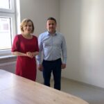 06.07.2020. Staszów. Anna Krupka - wiceminister sportu wizytuje halę sportową Szkoły Podstawowej nr 2 / Grażyna-Szlęzak-Wójcik / Radio Kielce