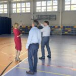 06.07.2020. Staszów. Anna Krupka - wiceminister sportu wizytuje halę sportową Szkoły Podstawowej nr 2 / Grażyna-Szlęzak-Wójcik / Radio Kielce