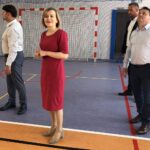 06.07.2020. Staszów. Anna Krupka - wiceminister sportu wizytuje halę sportową Szkoły Podstawowej nr 2. Na zdjęciu (od lewej): Dariusz Kubalski - dyrektor Szkoły Podstawowej nr 2  w Staszowie, Anna Krupka -  wiceminister sportu, Łukasz Korus - asystent wiceminister Anny Krupki, Leszek Kopeć - burmistrz Staszowa / Grażyna-Szlęzak-Wójcik / Radio Kielce