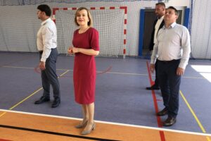 06.07.2020. Staszów. Anna Krupka - wiceminister sportu wizytuje halę sportową Szkoły Podstawowej nr 2. Na zdjęciu (od lewej): Dariusz Kubalski - dyrektor Szkoły Podstawowej nr 2 w Staszowie, Anna Krupka - wiceminister sportu, Łukasz Korus - asystent wiceminister Anny Krupki, Leszek Kopeć - burmistrz Staszowa / Grażyna-Szlęzak-Wójcik / Radio Kielce