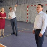 06.07.2020. Staszów. Anna Krupka - wiceminister sportu wizytuje halę sportową Szkoły Podstawowej nr 2. Na zdjęciu (od lewej): Anna Krupka -  wiceminister sportu, Dariusz Kubalski - dyrektor Szkoły Podstawowej nr 2  w Staszowie, Leszek Kopeć - burmistrz Staszowa, Łukasz Korus - asystent wiceminister Anny Krupki / Grażyna-Szlęzak-Wójcik / Radio Kielce