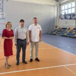 06.07.2020. Staszów. Anna Krupka - wiceminister sportu wizytuje halę sportową Szkoły Podstawowej nr 2. Na zdjęciu (od lewej): Leszek Kopeć - burmistrz Staszowa, Anna Krupka -  wiceminister sportu, Dariusz Kubalski - dyrektor Szkoły Podstawowej nr 2  w Staszowie, Rafał Konat - wicedyrektor Szkoły Podstawowej nr 2  w Staszowie / Grażyna-Szlęzak-Wójcik / Radio Kielce