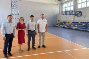 06.07.2020. Staszów. Anna Krupka - wiceminister sportu wizytuje halę sportową Szkoły Podstawowej nr 2. Na zdjęciu (od lewej): Leszek Kopeć - burmistrz Staszowa, Anna Krupka - wiceminister sportu, Dariusz Kubalski - dyrektor Szkoły Podstawowej nr 2 w Staszowie, Rafał Konat - wicedyrektor Szkoły Podstawowej nr 2 w Staszowie / Grażyna-Szlęzak-Wójcik / Radio Kielce