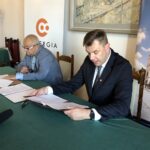 10.07.2020. Sandomierz. Podpisanie umowy na opracowanie strategii marki Sandomierza. Na zdjęciu (od lewej): Piotr Lutek - wykonawca strategii i Marcin Marzec - burmistrz Sandomierza / Grażyna-Szlęzak-Wójcik / Radio Kielce