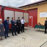 09.07.2020 Słupcza, gm. Dwikozy.  Przekazanie strażakom z OSP nowego sprzętu. Na zdjęciu od lewej: Maria  Rzepczyńska - sołtys Słupczy, Piotr Cyburt - radny gminy Dwikozy, Marek Kwitek - poseł PiS , Waldemar Maruszczak - wiceprezes Zarządu Powiatowego  OSP w Sandomierzu, st.kpt Piotr Krytusa - komendant powiatowy  Państwowej Straży Pożarnej w Sandomierzu / Grażyna Szlęzak-Wójcik / Radio Kielce