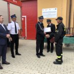 09.07.2020 Słupcza, gm. Dwikozy.  Przekazanie strażakom z OSP nowego sprzętu. Na zdjęciu (od lewej): Marek Kwitek - poseł PiS , st. kpt Piotr Krytusa - komendant powiatowy  Państwowej Straży Pożarnej w Sandomierzu, Waldemar Maruszczak -wiceprezes Zarządu Powiatowego  OSP w Sandomierzu, Ireneuszu Juga -  prezes OSP w Słupczy, druh Ryszard Smoliński / Grażyna Szlęzak-Wójcik / Radio Kielce