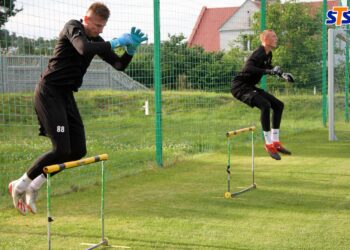 07.07.2020 Kielce. Trening piłkarzy Korona Kielce. Na zdjęciu bramkarze Korony od lewej: Marek Kozioł i Adrian Sandach / korona-kielce.pl