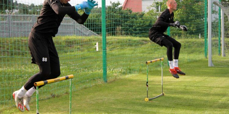 07.07.2020 Kielce. Trening piłkarzy Korona Kielce. Na zdjęciu bramkarze Korony od lewej: Marek Kozioł i Adrian Sandach / korona-kielce.pl