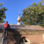 Wiązownica Mała, gmina Staszów. Prace przy kapliczce / Jacek Piwowarski