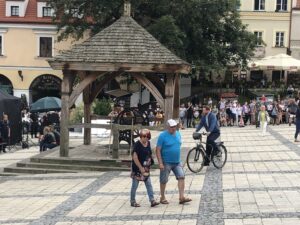 21.07.2020 Sandomierz. Plan filmu „Ojciec Mateusz” / Grażyna Szlęzak-Wójcik / Radio Kielce