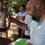 25.07.2020. Sandomierz. Dzień otwartych winnic. Na zdjęciu (po prawej): Mateusz Paciura prezes Sandomierskiego Stowarzyszenia Winiarzy / Grażyna Szlęzak-Wójcik / Radio Kielce