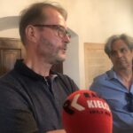 26.07.2020. Sandomierz. Zakończenie zdjęć do nowych odcinków serialu „Ojciec Mateusz”. Na zdjęciu (od lewej): Artur Żmijewski i Piotr Polk / Grażyna Szlęzak-Wójcik / Radio Kielce