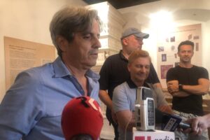 26.07.2020. Sandomierz. Zakończenie zdjęć do nowych odcinków serialu „Ojciec Mateusz”. Na zdjęciu (od lewej): Piotr Polk, Michał Piela, Artur Pontek i Rafał Cieszyński / Grażyna Szlęzak-Wójcik / Radio Kielce