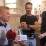 26.07.2020. Sandomierz. Zakończenie zdjęć do nowych odcinków serialu „Ojciec Mateusz”. Na zdjęciu (od lewej): Artur Pontek, Rafał Cieszyński i Michał Piela / Grażyna Szlęzak-Wójcik / Radio Kielce