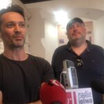 26.07.2020. Sandomierz. Zakończenie zdjęć do nowych odcinków serialu „Ojciec Mateusz”. Na zdjęciu (od lewej): Rafał Cieszyński i Michał Piela / Grażyna Szlęzak-Wójcik / Radio Kielce