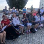 26.07.2020 Sandomierz. Wspólne śpiewanie pieśni patriotycznych i żołnierskich na dziedzińcu Zamku Królewskiego w Sandomierzu / Grażyna Szlęzak-Wójcik / Radio Kielce