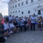 26.07.2020 Sandomierz. Wspólne śpiewanie pieśni patriotycznych i żołnierskich na dziedzińcu Zamku Królewskiego w Sandomierzu / Grażyna Szlęzak-Wójcik / Radio Kielce
