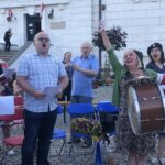 26.07.2020 Sandomierz. Wspólne śpiewanie pieśni patriotycznych i żołnierskich na dziedzińcu Zamku Królewskiego w Sandomierzu / Grażyna Szlęzak-Wójcik / Radio Kielce