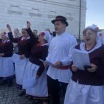 26.07.2020 Sandomierz. Wspólne śpiewanie pieśni patriotycznych i żołnierskich na dziedzińcu Zamku Królewskiego w Sandomierzu / Grażyna Szlęzak-Wójcik / Radio Kielce