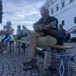 26.07.2020 Sandomierz. Wspólne śpiewanie pieśni patriotycznych i żołnierskich na dziedzińcu Zamku Królewskiego w Sandomierzu / Grażyna Szlęzak-Wójcik / Radio Kielce