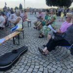 26.07.2020 Sandomierz. Wspólne śpiewanie pieśni patriotycznych i żołnierskich na dziedzińcu Zamku Królewskiego w Sandomierzu / Grażyna Szlęzak-Wójcik / Radio Kielce