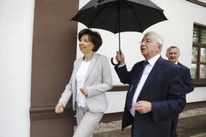 03.07.2020 Starachowice. Minister Marlena Maląg - szefowa resortu rodziny, pracy i polityki społecznej odwiedza Ośrodek Szkolenia i Wychowania Ochotniczych Hufców Pracy w Starachowicach. Od lewej: minister Marlena Maląg, poseł Krzysztof Lipiec, Zbigniew Koniusz - wojewoda świętokrzyski. / Jarosław Kubalski / Radio Kielce