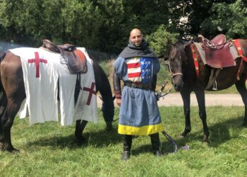 28.07.2020. Sandomierz. Plan zdjęciowy reportażu o Henryku Sandomierskim i Templariuszach. Na zdjęciu: Maciej Bury - odtwórca roli Henryka Sandomierskiego / Grażyna Szlęzak-Wójcik / Radio Kielce