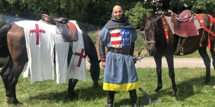 28.07.2020. Sandomierz. Plan zdjęciowy reportażu o Henryku Sandomierskim i Templariuszach. Na zdjęciu: Maciej Bury - odtwórca roli Henryka Sandomierskiego / Grażyna Szlęzak-Wójcik / Radio Kielce