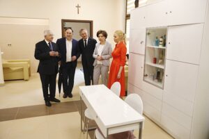 03.07.2020 Starachowice. Minister Marlena Maląg - szefowa resortu rodziny, pracy i polityki społecznej odwiedza Ośrodek Szkolenia i Wychowania Ochotniczych Hufców Pracy w Starachowicach. Na zdjęciu od lewej: poseł Krzysztof Lipiec, poseł Marek Kwitek, Zbigniew Koniusz - wojewoda, minister Marlena Maląg i Agnieszka Kuś - kierownik ośrodka OHP. / Jarosław Kubalski / Radio Kielce