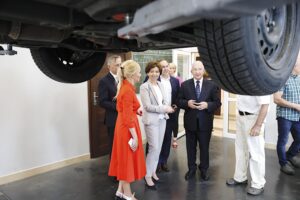 03.07.2020 Starachowice. Minister Marlena Maląg - szefowa resortu rodziny, pracy i polityki społecznej odwiedza Ośrodek Szkolenia i Wychowania Ochotniczych Hufców Pracy w Starachowicach. Na zdjęciu od lewej: Zbigniew Koniusz - wojewoda, Agnieszka Kuś - kierownik ośrodka OHP, minister Marlena Maląg, poseł Marek Kwitek, poseł Krzysztof Lipiec / Jarosław Kubalski / Radio Kielce