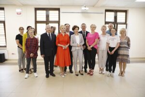 03.07.2020 Starachowice. Minister Marlena Maląg - szefowa resortu rodziny, pracy i polityki społecznej odwiedza Ośrodek Szkolenia i Wychowania Ochotniczych Hufców Pracy w Starachowicach. W centrum zdjęcia od lewej: poseł Krzysztof Lipiec, Agnieszka Kuś - kierownik ośrodka OHP, poseł Marek Kwitek, minister Marlena Maląg i Zbigniew Koniusz - wojewoda. / Jarosław Kubalski / Radio Kielce