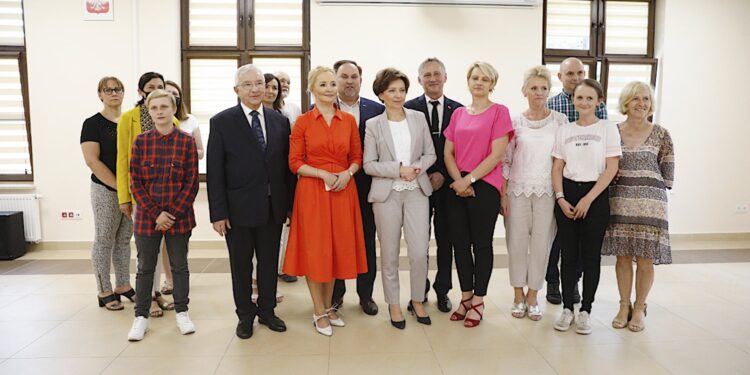 03.07.2020 Starachowice. Minister Marlena Maląg - szefowa resortu  rodziny, pracy i polityki społecznej odwiedza Ośrodek Szkolenia i Wychowania Ochotniczych Hufców Pracy w Starachowicach. W centrum zdjęcia od lewej: poseł Krzysztof Lipiec, Agnieszka Kuś - kierownik ośrodka OHP, poseł Marek Kwitek, minister Marlena Maląg i Zbigniew Koniusz - wojewoda. / Jarosław Kubalski / Radio Kielce