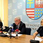 10.07.2020. Kielce. Na zdjęciu (od lewej): Katarzyna Kubicka - dyrektor departamentu wdrażania europejskiego funduszu społecznego, Andrzej Bętkowski - marszałek województwa świętokrzyskiego, Renata Janik - wicemarszałek województwa świętokrzyskiego / Faustyna Terelak / Radio Kielce