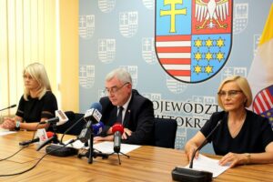 10.07.2020. Kielce. Na zdjęciu (od lewej): Katarzyna Kubicka - dyrektor departamentu wdrażania europejskiego funduszu społecznego, Andrzej Bętkowski - marszałek województwa świętokrzyskiego, Renata Janik - wicemarszałek województwa świętokrzyskiego / Faustyna Terelak / Radio Kielce