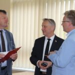 08.07.2020 Modliszewice, Konferencja na temat utworzenia Lokalnego Partnerstwa do Spraw Wody. Na zdjęciu od lewej: Jerzy Pośpiech - dyrektor ŚODR, Zbigniew Koniusz - wojewoda i Grzegorz Piec - starosta konecki / Świętokrzyski Urząd Wojewódzki