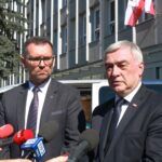 15.07.2020. Kielce. Pomoc od zarządu województwa świętokrzyskiego dla mieszkańców Ukrainy. Na zdjęciu (od lewej): Wiaczesław Wojnarowski - konsul generalny Ukrainy w Krakowie i Andrzej Bętkowski - marszałek województwa świętokrzyskiego / Magdalena Blicharska / Radio Kielce