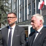 15.07.2020. Kielce. Pomoc od zarządu województwa świętokrzyskiego dla mieszkańców Ukrainy. Na zdjęciu (od lewej): Wiaczesław Wojnarowski - konsul generalny Ukrainy w Krakowie i Andrzej Bętkowski - marszałek województwa świętokrzyskiego / Magdalena Blicharska / Radio Kielce