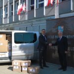 15.07.2020. Kielce. Pomoc od zarządu województwa świętokrzyskiego dla mieszkańców Ukrainy. Na zdjęciu (od lewej): Wiaczesław Wojnarowski - konsul generalny Ukrainy w Krakowie i Andrzej Bętkowski - marszałek województwa świętokrzyskiego / Magdalena Blicharska / Radio Kielce