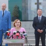 20.07.2020. Kielce. Konferencja w Wojewódzkich Funduszu Ochrony Środowiska i Gospodarki Wodnej. Na zdjęciu (od lewej): Grzegorz Socha - wiceprezes WFOŚiGW w Kielcach, Anna Krupka - wiceminister sportu i Ryszard Gliwiński - prezes WFOŚiGW w Kielcach / Magdalena Blicharska / Radio Kielce